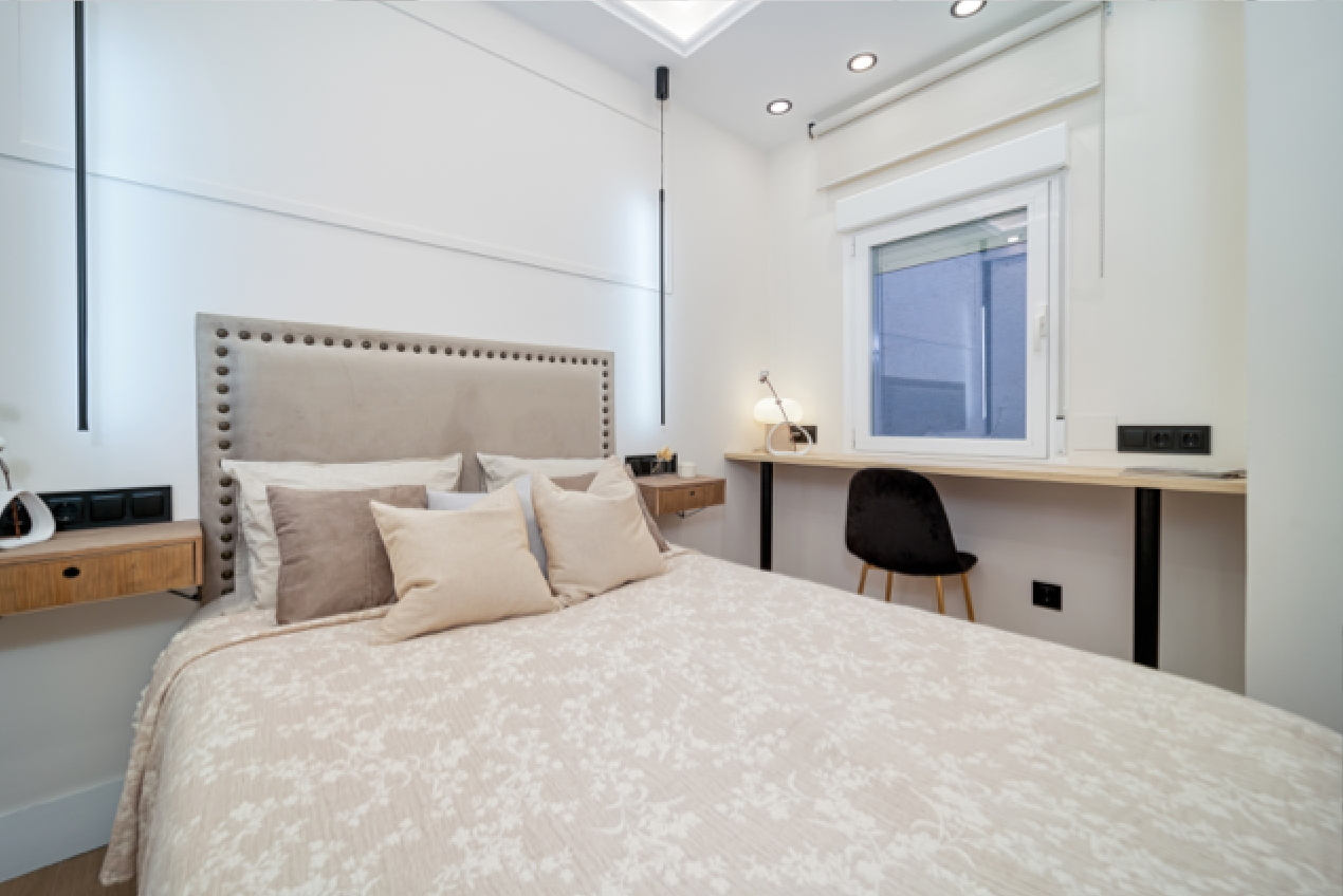 Dormitorio reformado con escritorio a medida e iluminación de diseño
